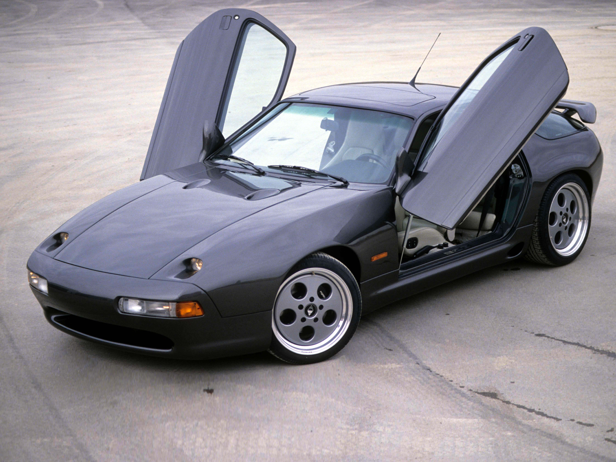 Для создания кузовных панелей Porsche 928 использовалась гальванизированная...