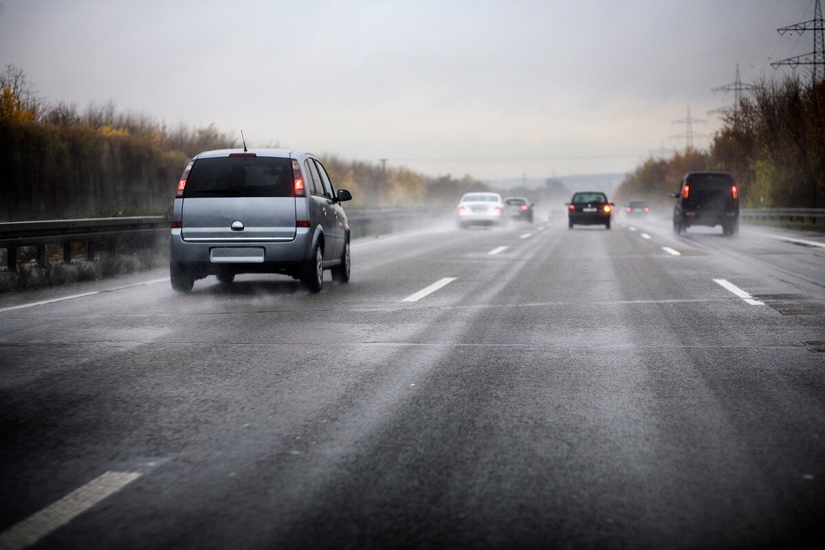 Bad weather conditions. Удачи на дороге в плохую погоду. Плохие погодные условия синонимы. Шоссе плохое слово. Car Driving on the pavement.